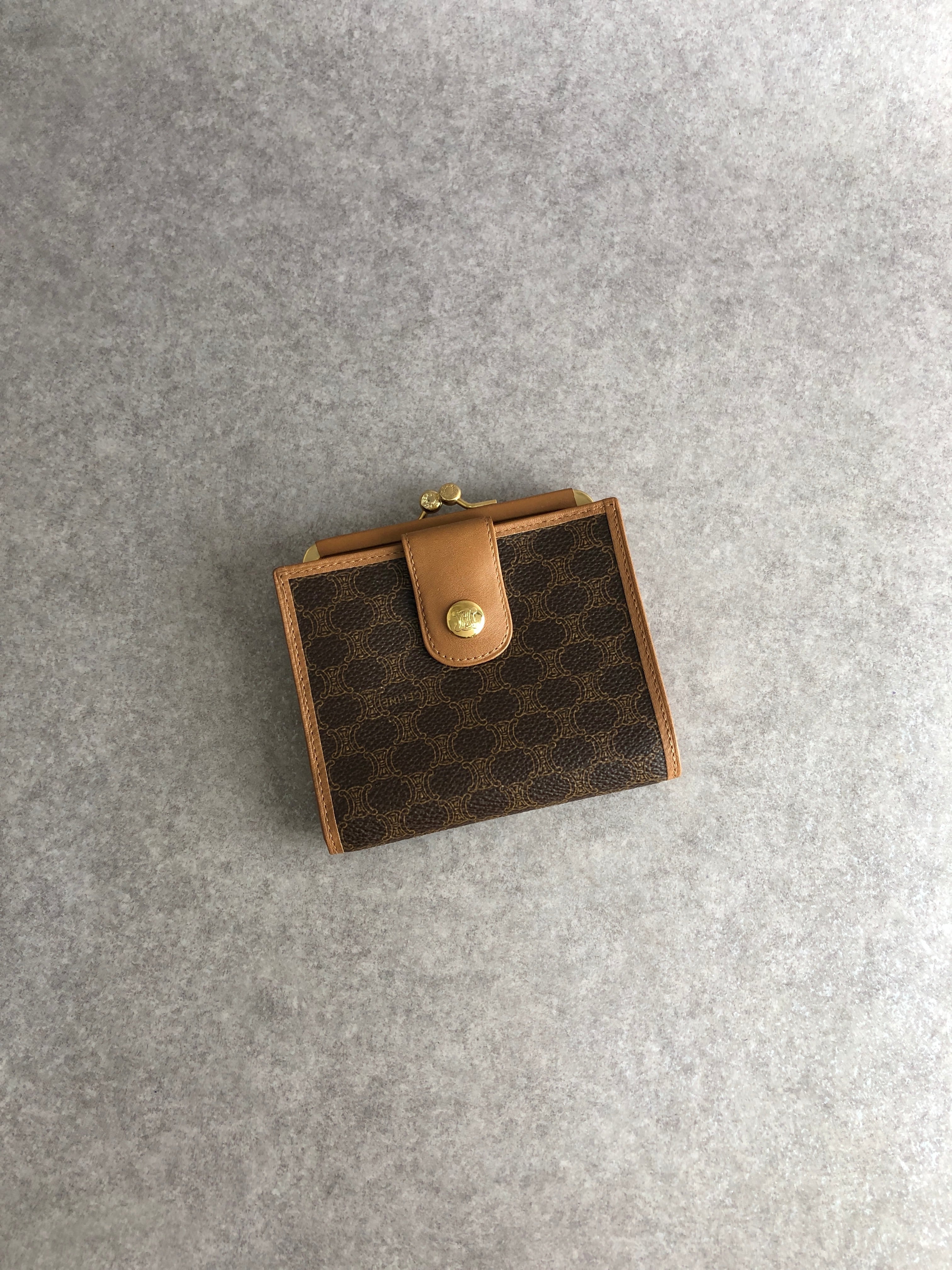 GUCCI 二つ折り財布 ブラック エナメル ゴールド金具 GUCCI グッチ 財布 ブラック Gロゴ エナメル 2つ折り財布 vintage