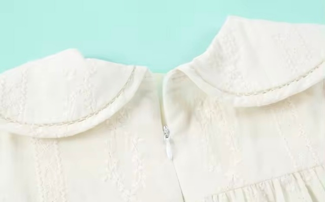 スカラップブラウス