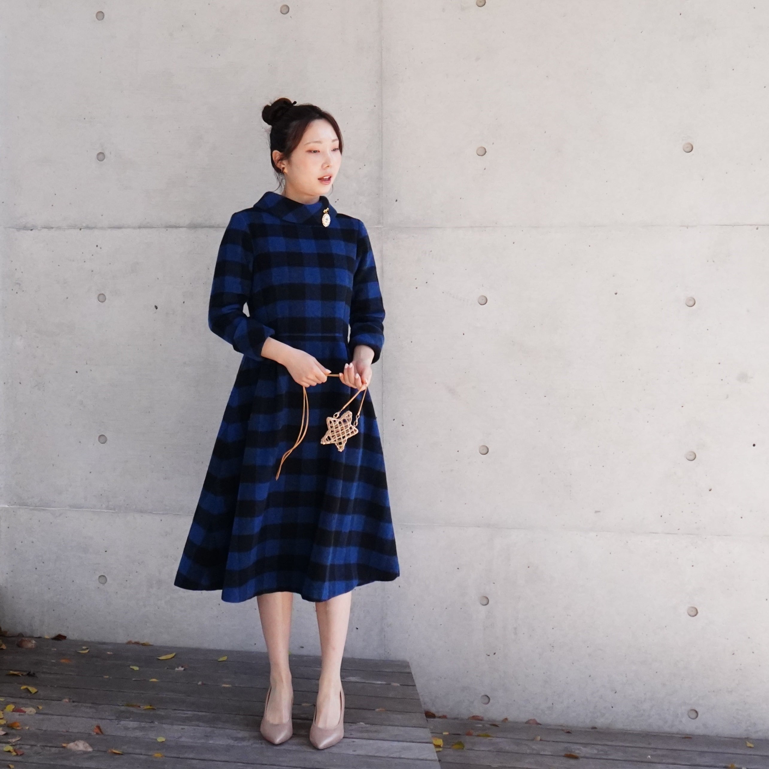 ヴィンテージ　レトロワンピース　ブルーチェック　黒のリブニット仕立の大きな襟　冬 Winter check roll collar dress 冬のチェックロールカラーワンピース