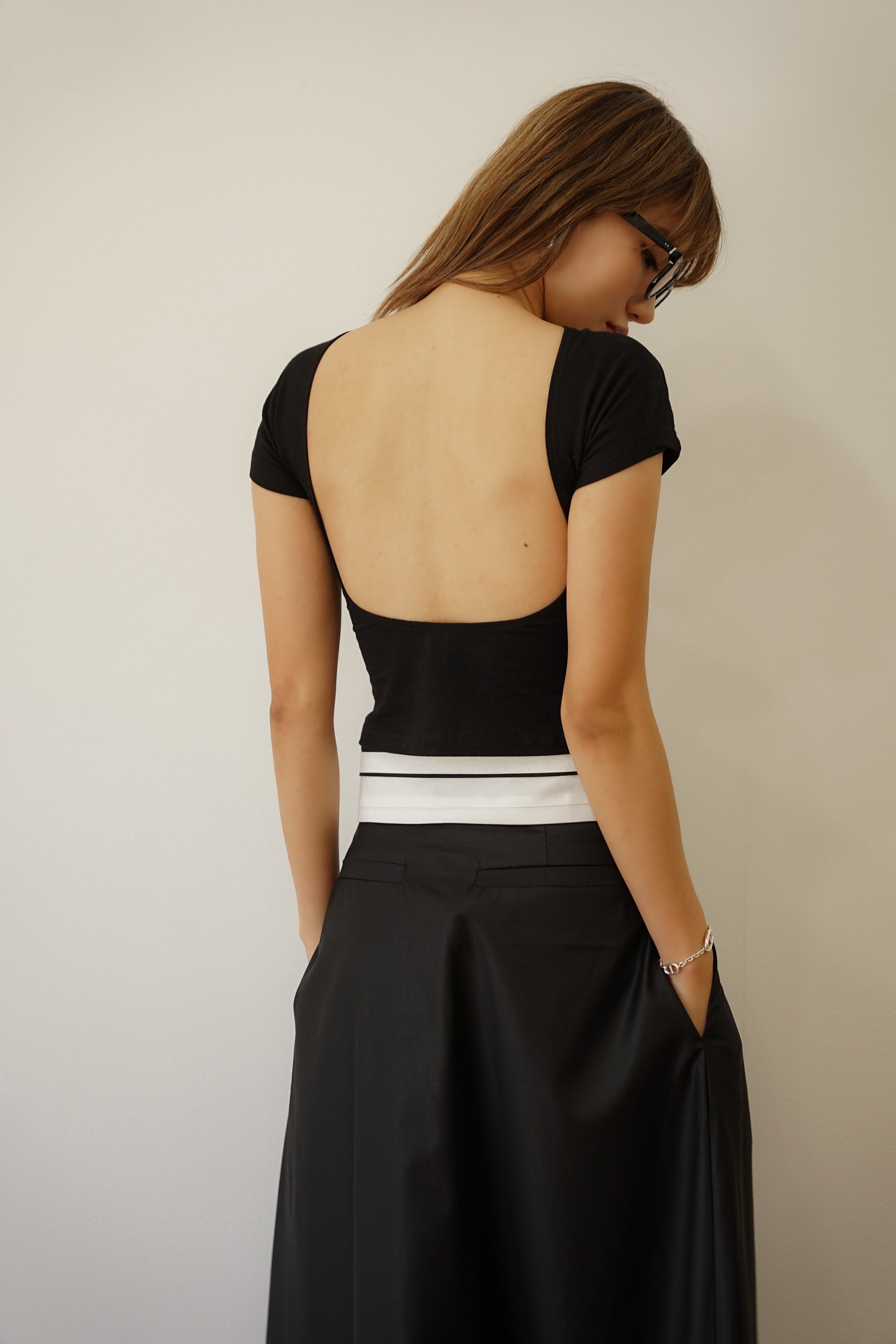バックオープン クロップドTシャツ