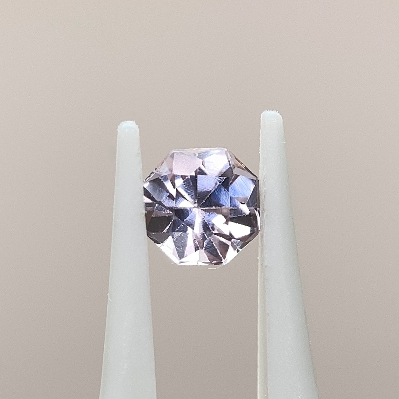 お花みたいなスピネル  約4.3mm*3.1mm r-0638