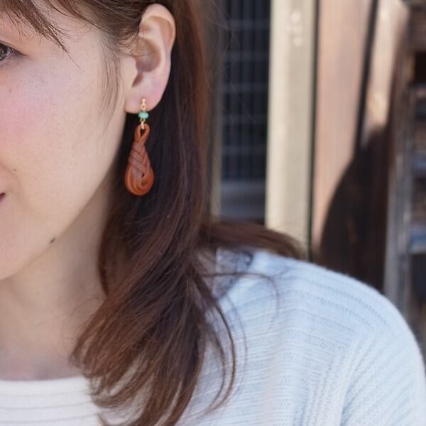 みょうが結びのレザーピアス-beige | ciclo