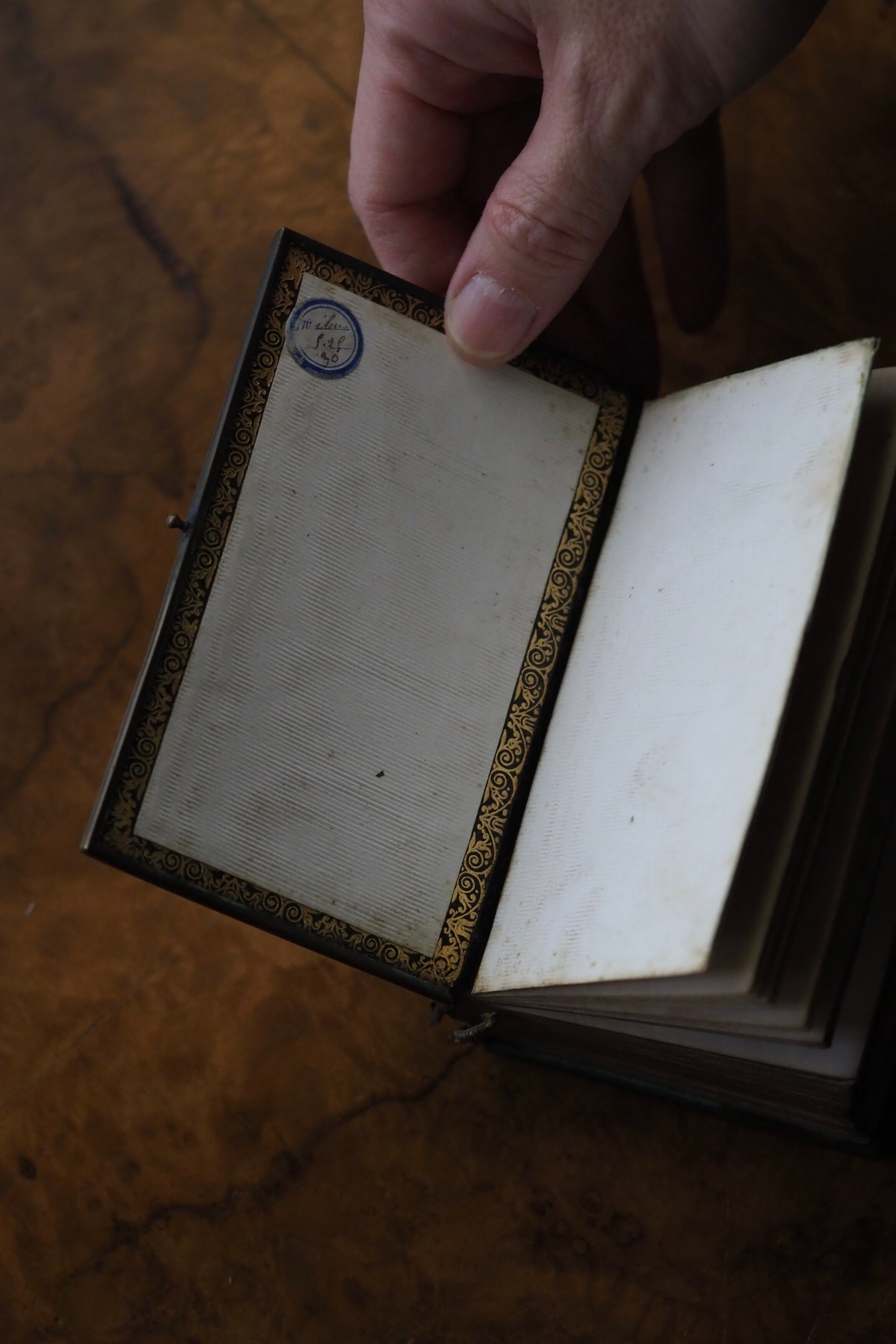 革装丁の祈祷書-antique prayer book | アンティーク.ヴィンテージ家具