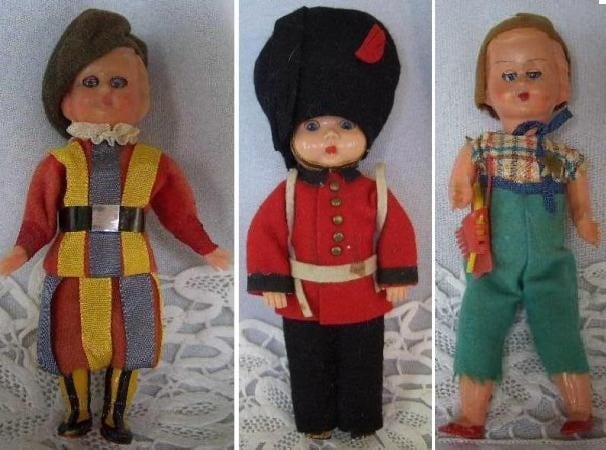 民族衣装 スリープアイドール3人 イギリス