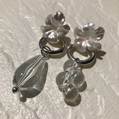 フラワー × クリア アシンメトリーピアス / サージカルステンレス