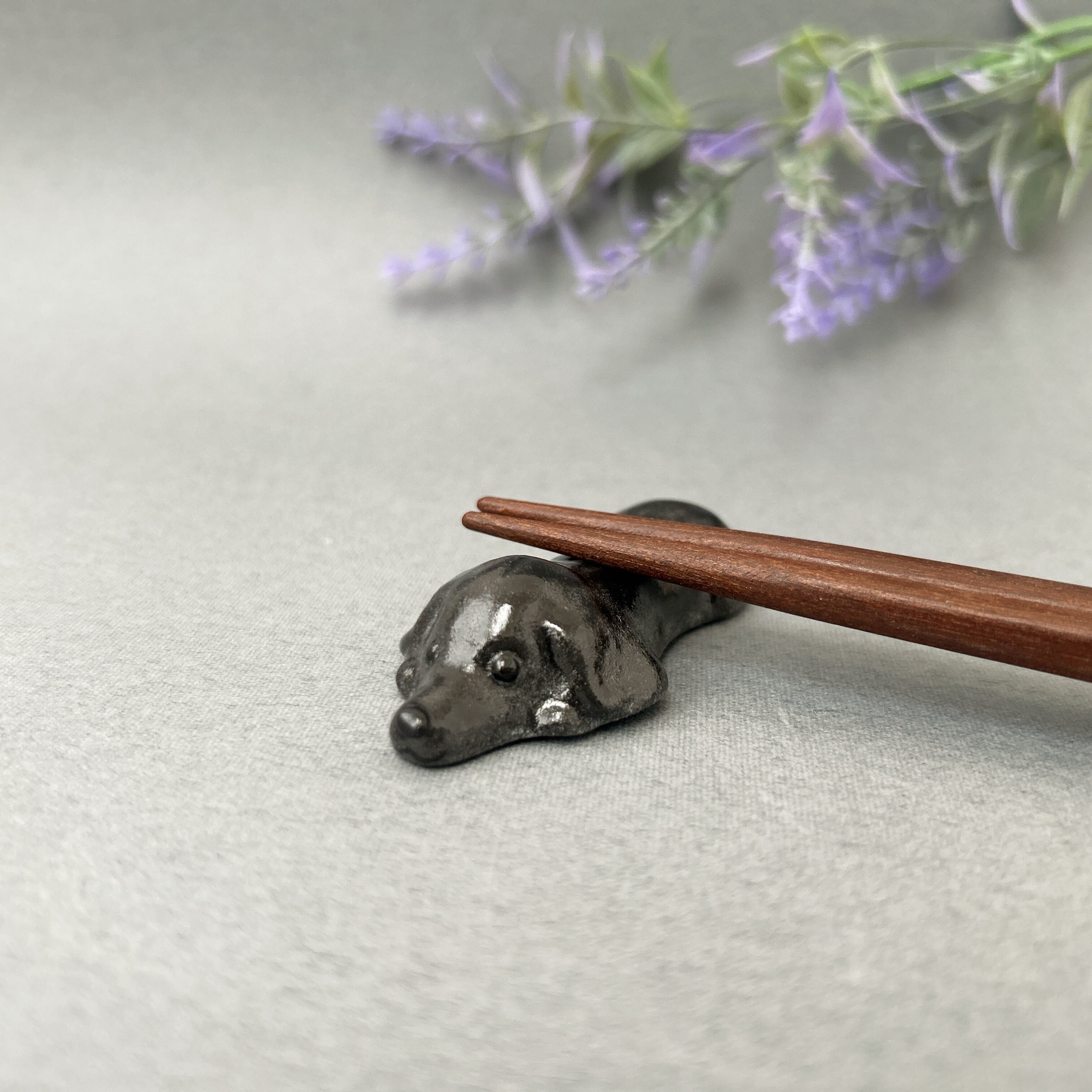 ダックス犬の箸置き(ブラックソリッド)伏せ