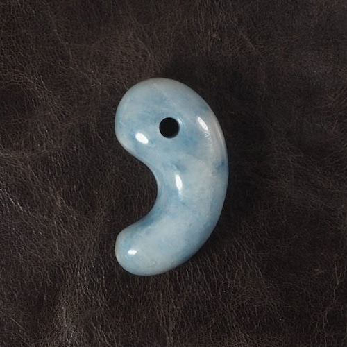 糸魚川翡翠 コン沢 すみまがたま 勾玉  11.8g Blue Jadeite Slim Magatama