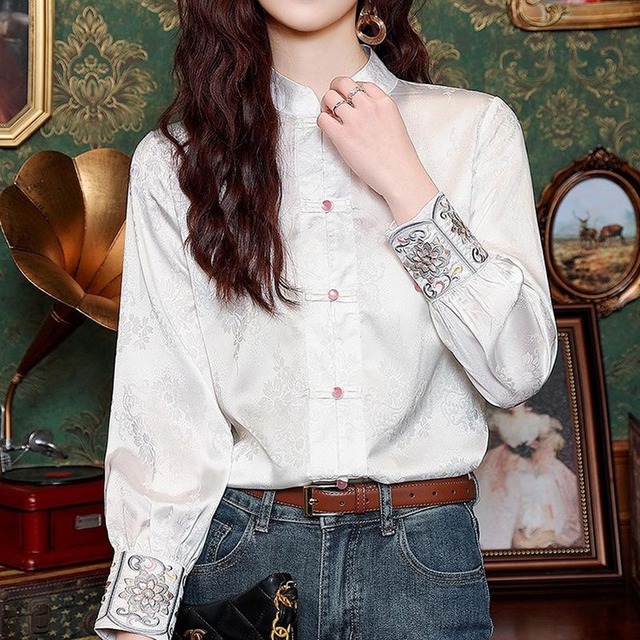 シャツ ブラウス トップス シャツブラウス チャイナ風シャツ 刺繍ブラウス チャイナカラーブラウス ハイネック 長袖 刺繍 レディース かわいい 大人可愛い おしゃれ ガーリー エレガント 主役級 存在感 キュート きれいめ 上品 お出かけ ショッピング 休日 通勤 通学 デート 女子会 イベント 旅行 体型カバー ゆったり スタイルUP デイリー 万能 普段使い フェミニン ラグジュアリー カジュアル レトロ オリエンタル スタイリッシュ 高見え 鮮度アップ