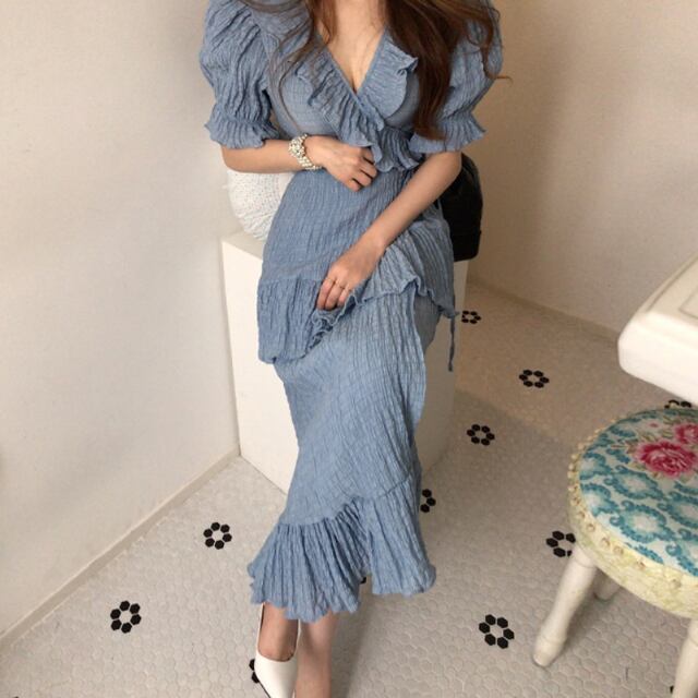 【予約販売】ワンピース レディース デニム フリル ワンピース シャーリング ロングドレス Vネック ホワイト ブルー 細見え お呼ばれ ドレス きれいめ ワンピ 大人可愛い エレガント おしゃれ こなれ感 韓国 S/M/L