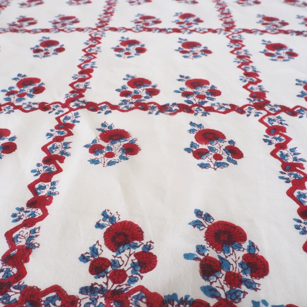 ブロックプリント生地【50cm単位】インド綿 片耳ボーダー付き 花柄 白×赤×青 #21210-WT1【再入荷】