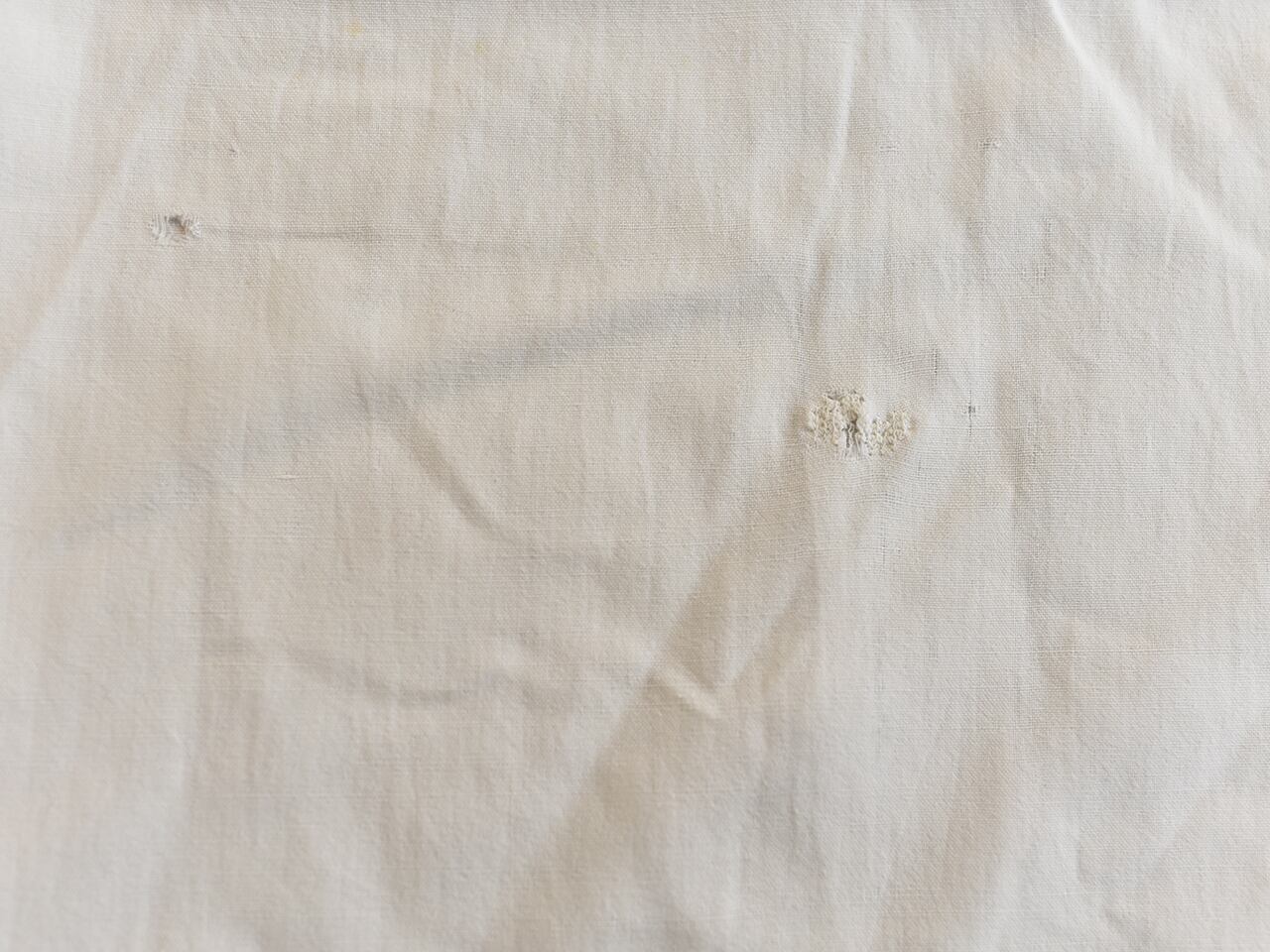 白地にイニシャルが入った裾模様が可愛いリネンシーツ *フレンチアンティーク