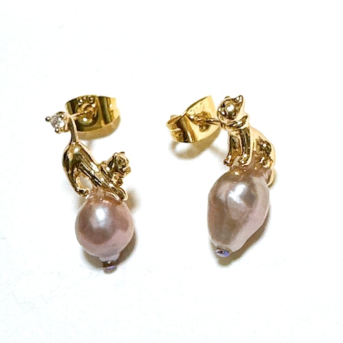 パール乗りニャンコピアス　きらりと光るスワロフスキー付き