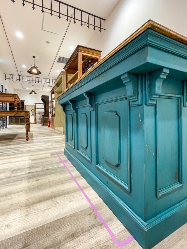 豪華なアンティーク装飾のカウンターテーブル (店舗向け収納カウンター)W1350✕D450