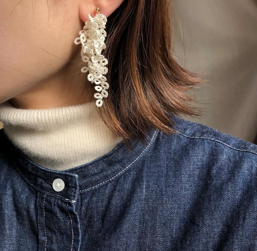 ボリュームレース　ピアス　イヤリング　ロング
