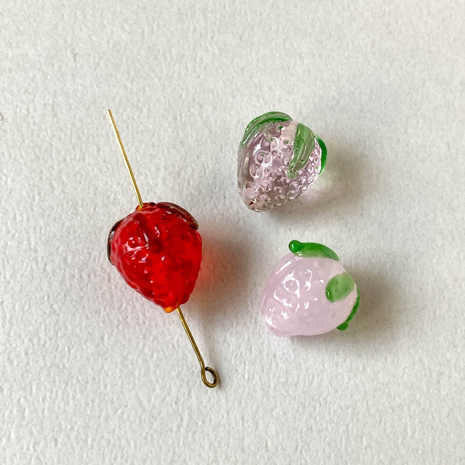 新色追加〉いちごのガラスビーズ | Dua-アクセサリーパーツショップ