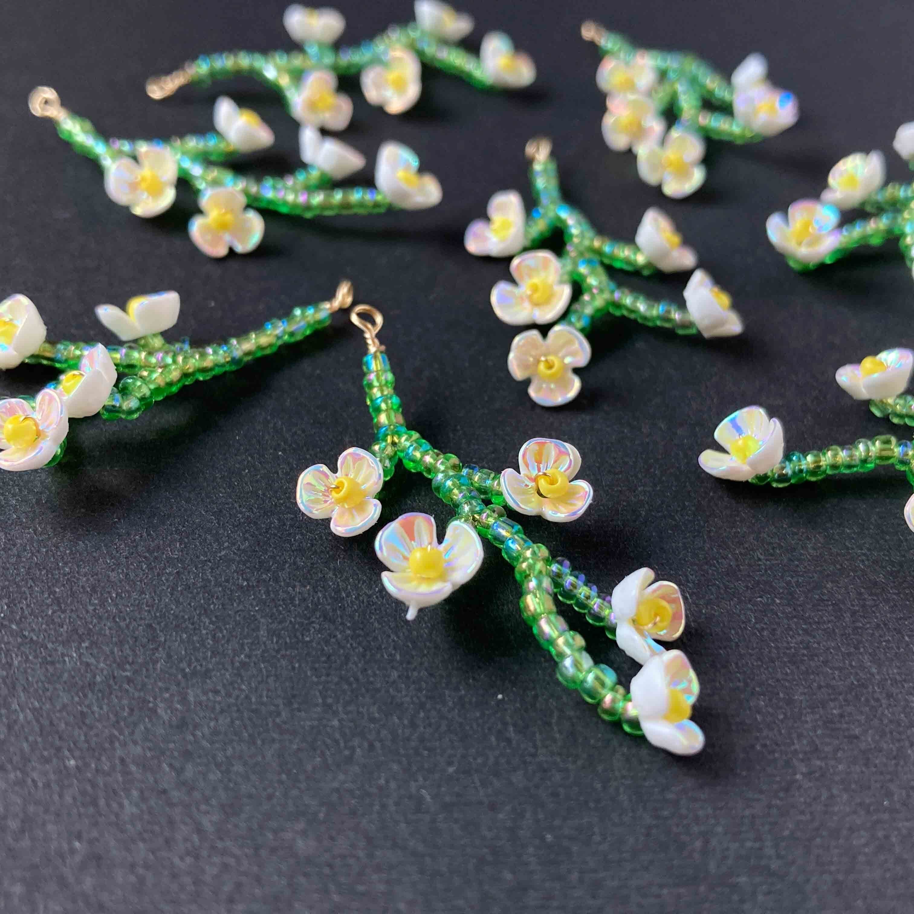 白い小花のビーズワーク枝チャーム《オンライン限定》 | Dua