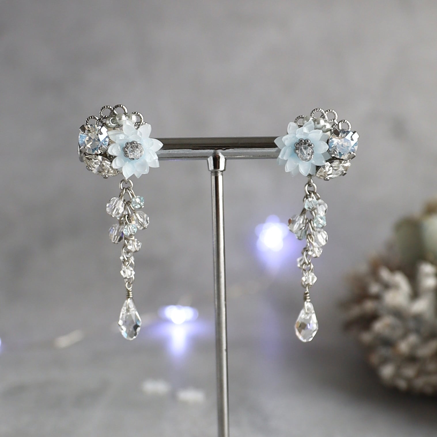 氷の蓮の花とムーンライトビジューのピアス/イヤリング