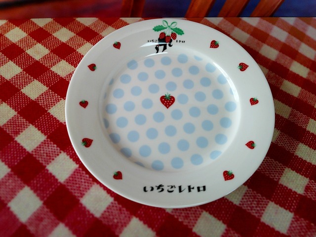 いちごレトロ 20.5cmリムプレート 水色ドット