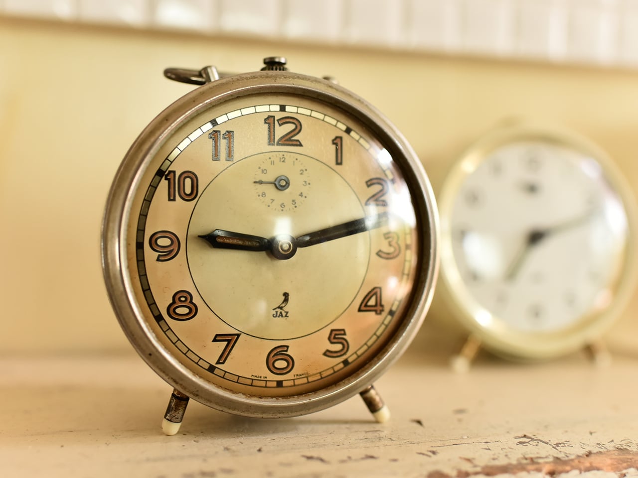 真鍮色がシックで雰囲気のあるJAZ 置き時計（実働）フレンチブロカント