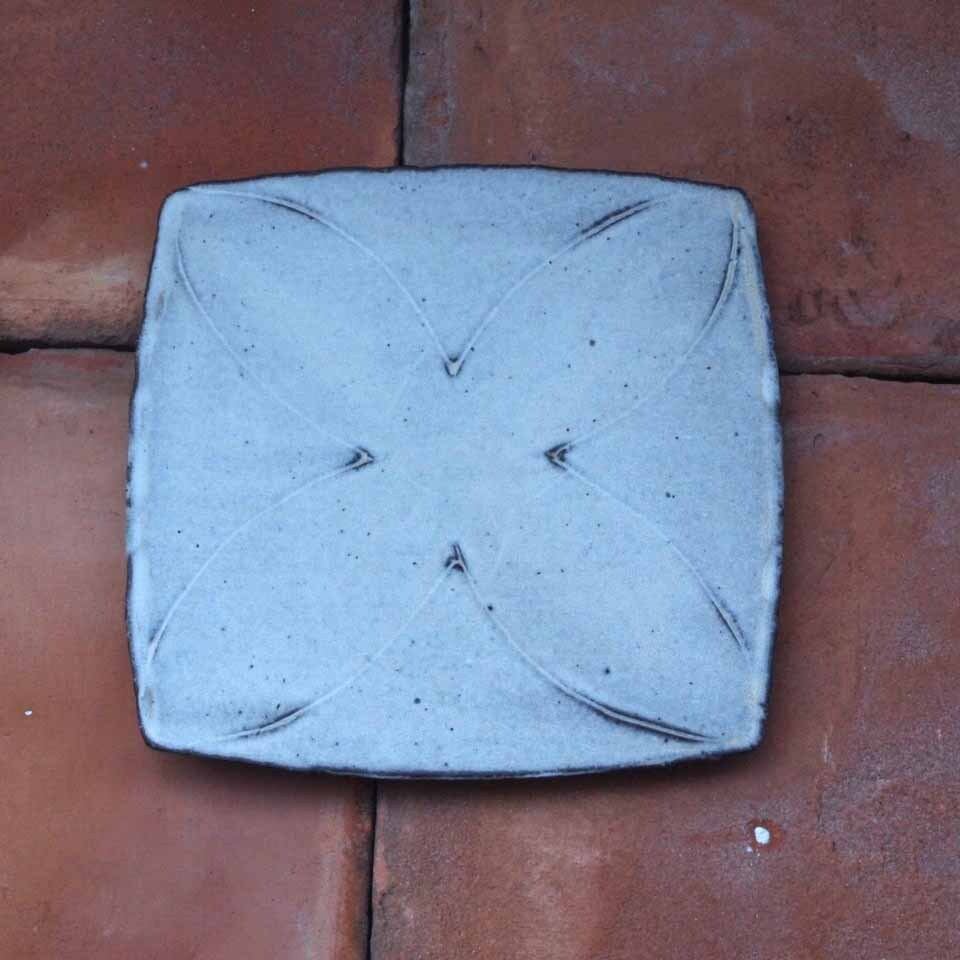 すずきたもつ(陶)ハナ(皿)