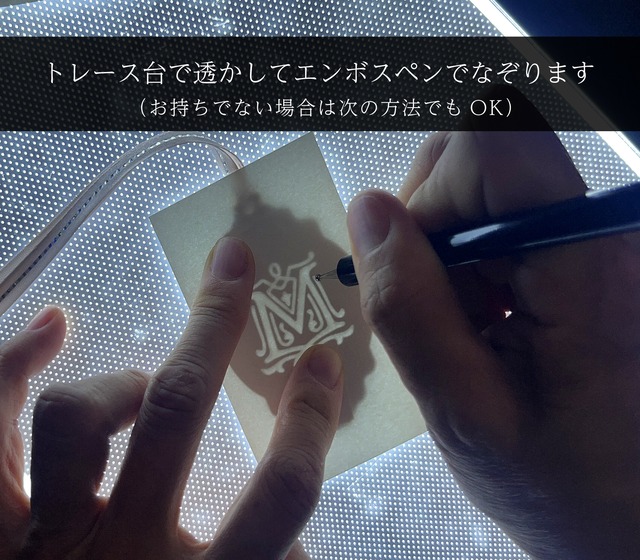 エンボスもできる、飾りイニシャルミラーキーチャーム