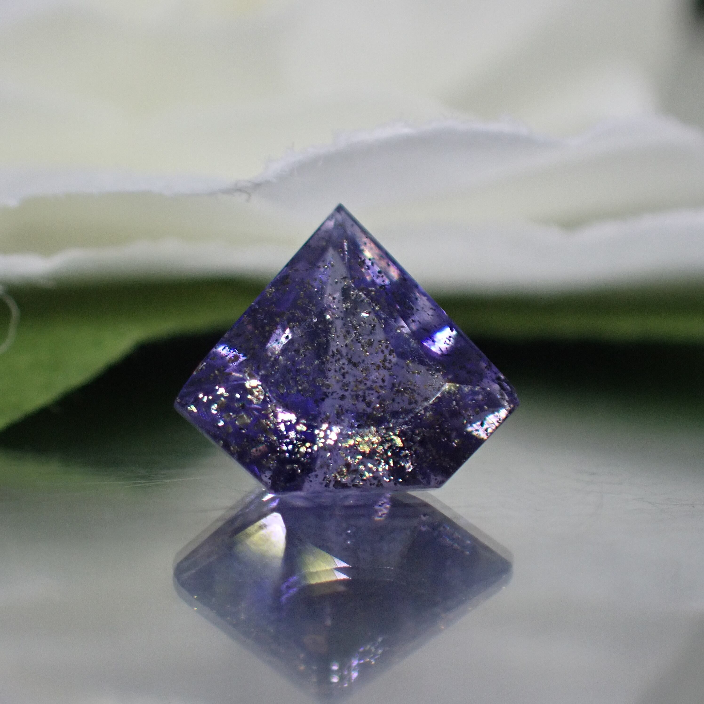 【ルース】美しい宝石質ブラッドショットアイオライト 0.529ct