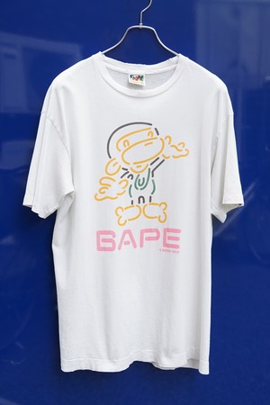 A BATHING APE(ア・ベイシング・エイプ):ネオンマイロプリントTシャツ(フェードホワイト / L)