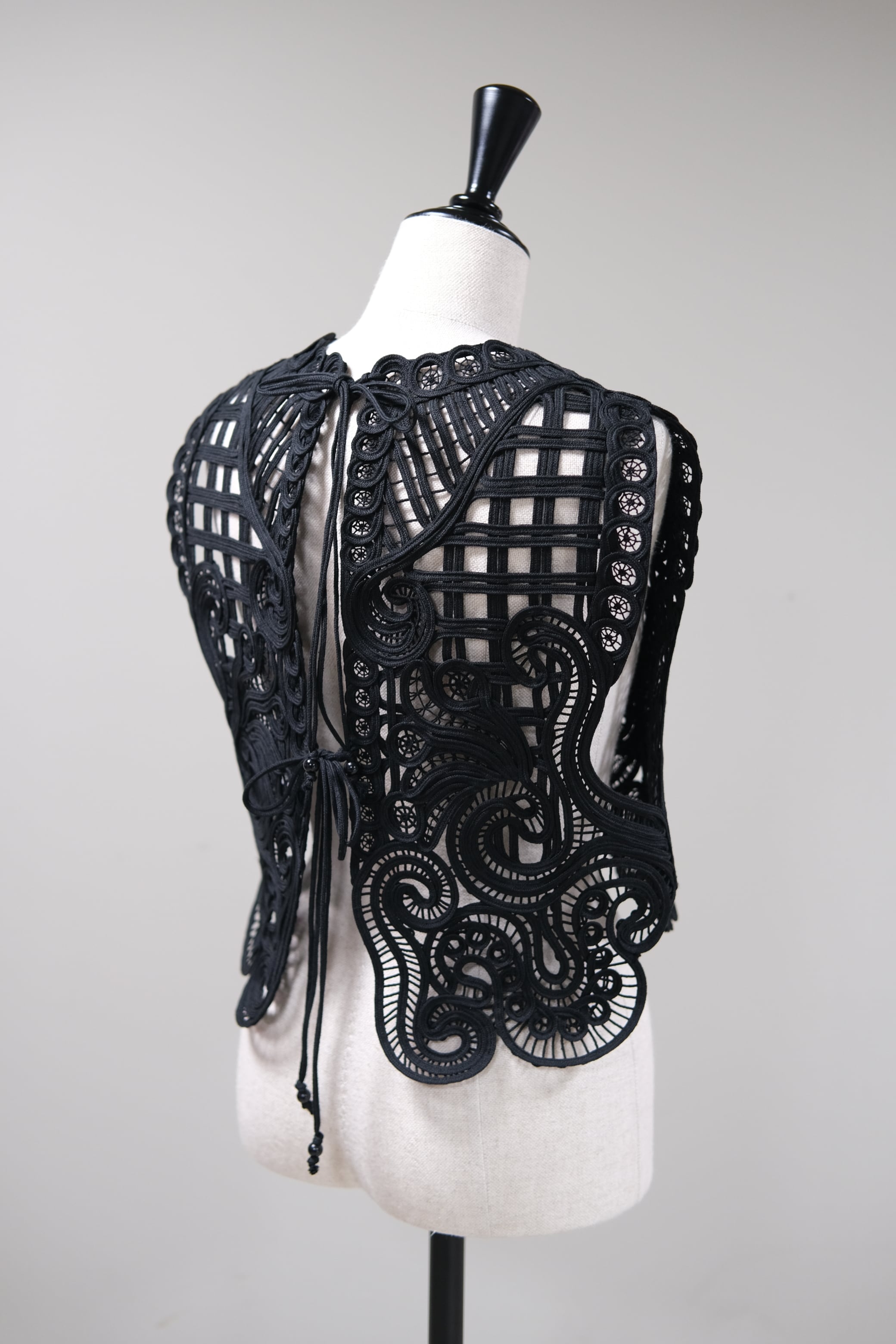 Mame Kurogouchi】Cord Embroidery Vest - black - | loop