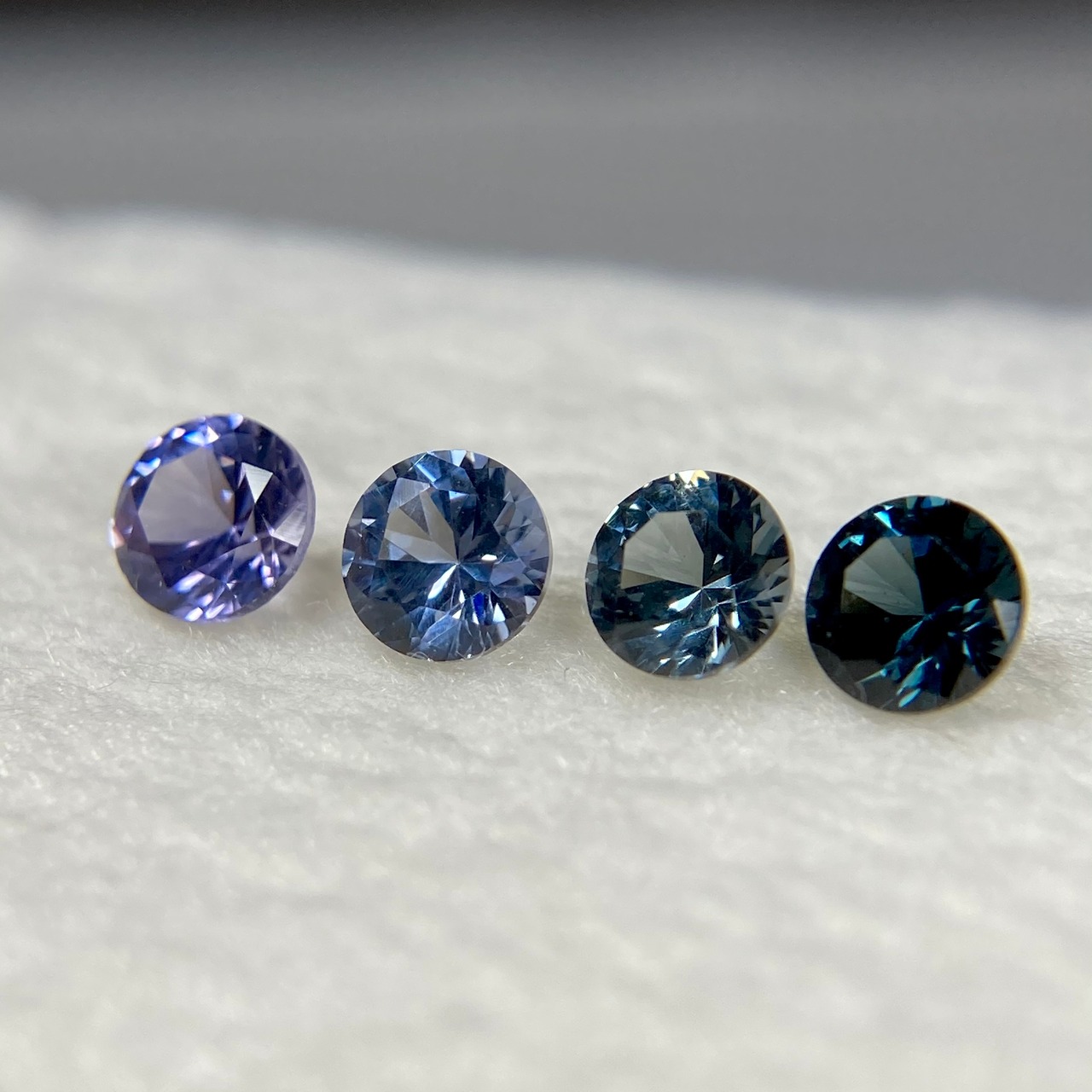 4色スピネル　ラウンドカット　約3.4mm　No.34-6