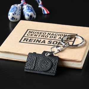 手縫い仕立てのカメラ型キーチェーン 【ブラックver】フレンチカーフレザー