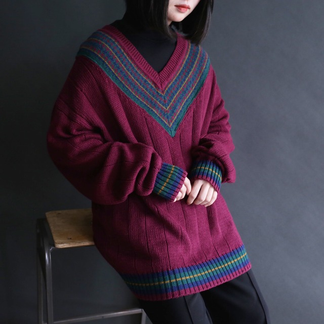 3-points line loose silhouette v-neck knit