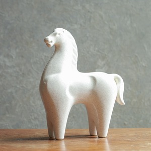 凛々しい表情の、白くて滑らかな馬