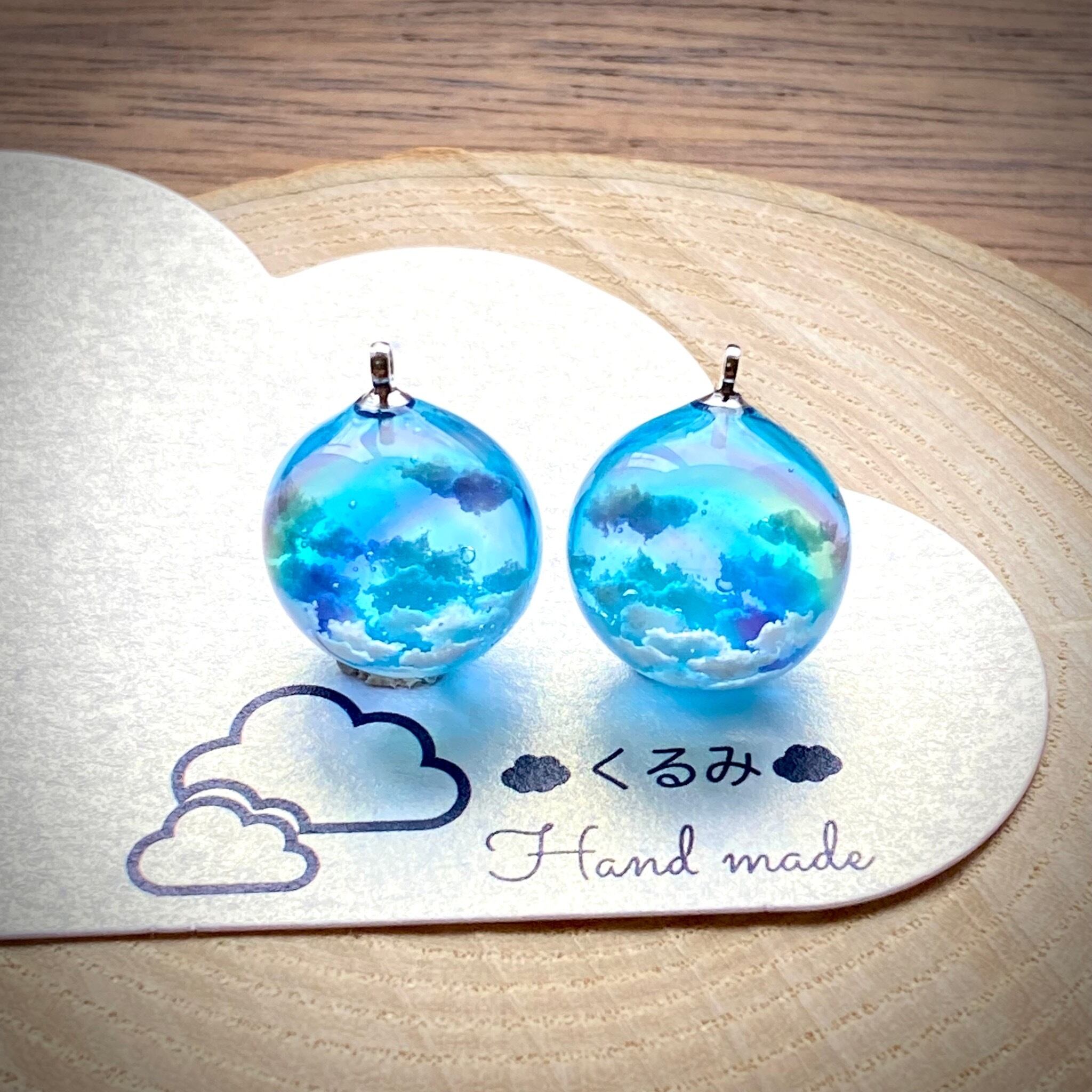 レジンピアス イヤリング 青空にかかる虹 半球 14mm a