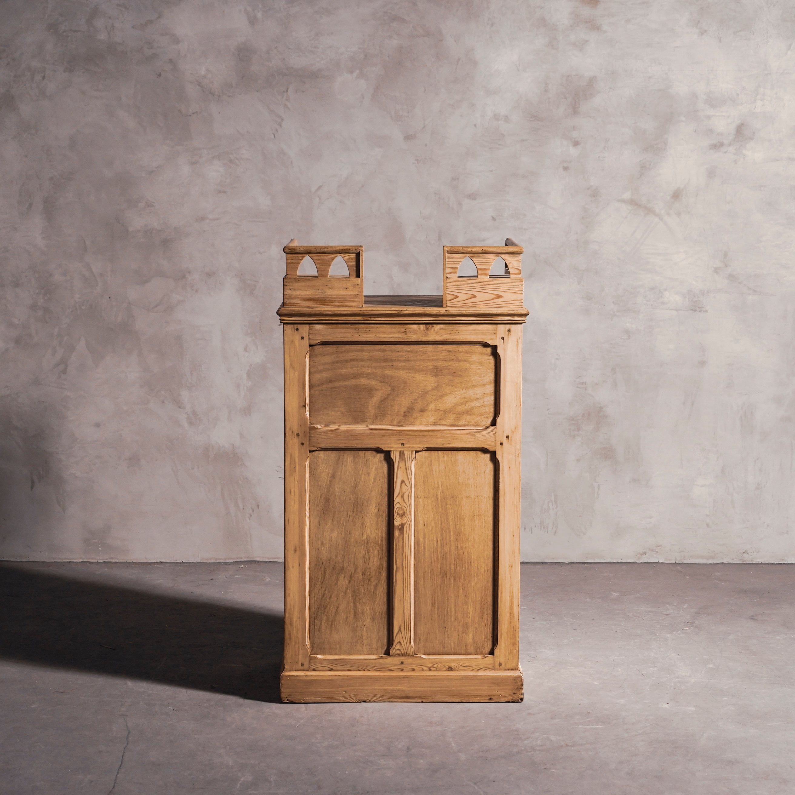 カウンター/フレンチカウンター/レクチャー台/演台/パイン素材/演説台/店舗什器/ブライダル