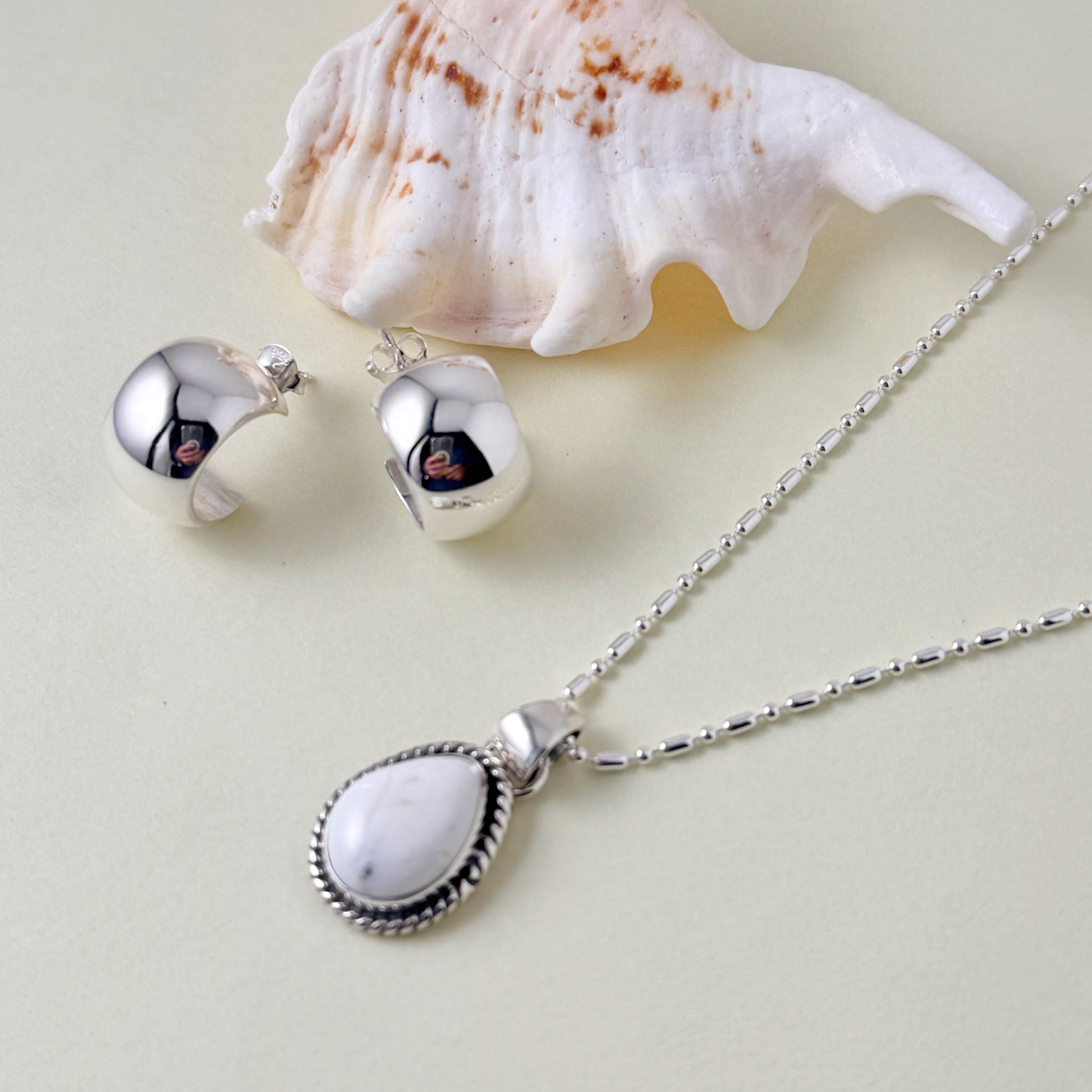 Indian Jewelry 》ホワイトバッファロー ドロップ／オーバル