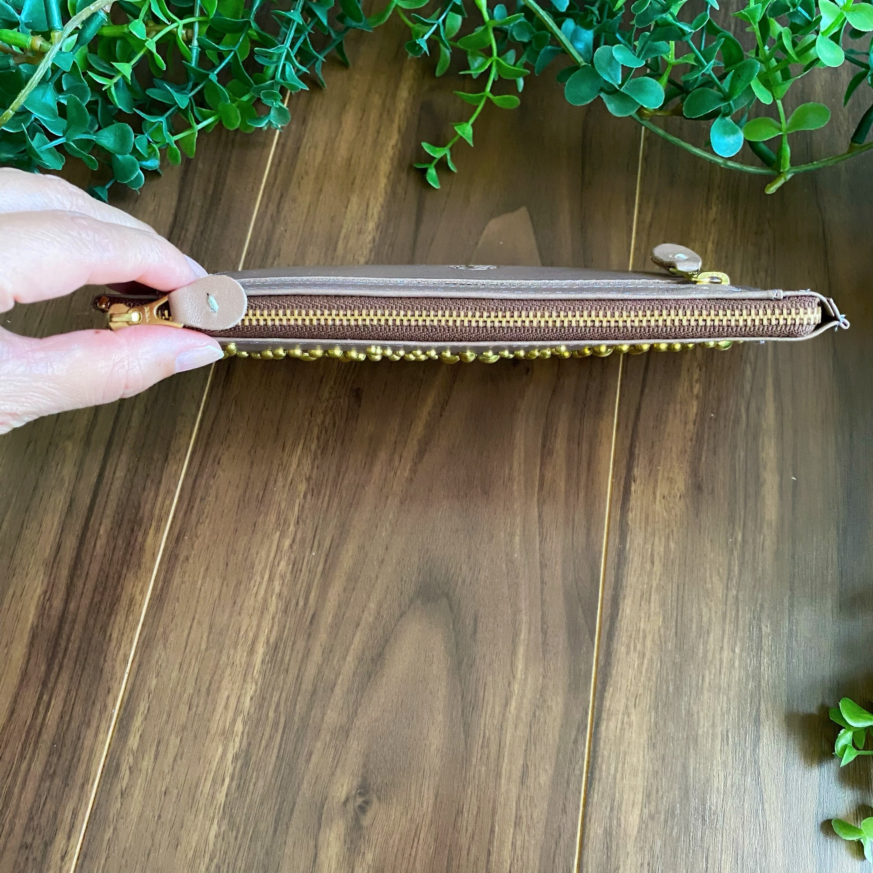 【SALE PRICE ¥22,000→¥17,600】フラワースタッズ ロングウォレット(サンドブラウン) | Allamanda-leather(アラマンダレザー) powered by BASE