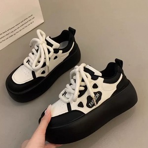 【送料無料】 スニーカー 2色 靴 シューズ ゴツゴツ 厚底 タンクソール ラウンドトゥ レースアップ 靴ひも 可愛い 大人可愛い きれいめ シンプル カジュアル コンサバ 華やか 大人 おしゃれ 主役級 こなれ感 高見え 高級感 フェミニン 無地 春 レディース 女性用 デート お出かけ 女子会 お呼ばれ 休日 お茶会 垢抜け デイリーユース 普段使い ファッション コーデ スタイル 楽ちん 歩きやすい 美脚 脚長 定番 ホワイト ブラック 大人カラー モノトーン