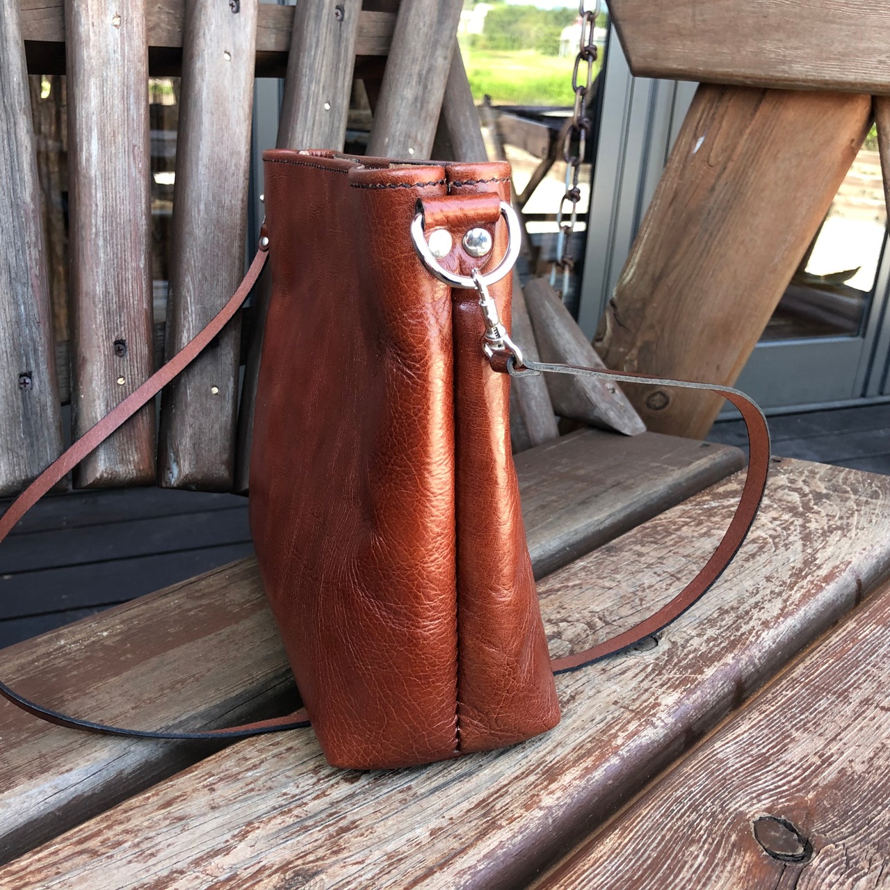 バッファロー革のショルダーバッグ 手縫い 軽い 