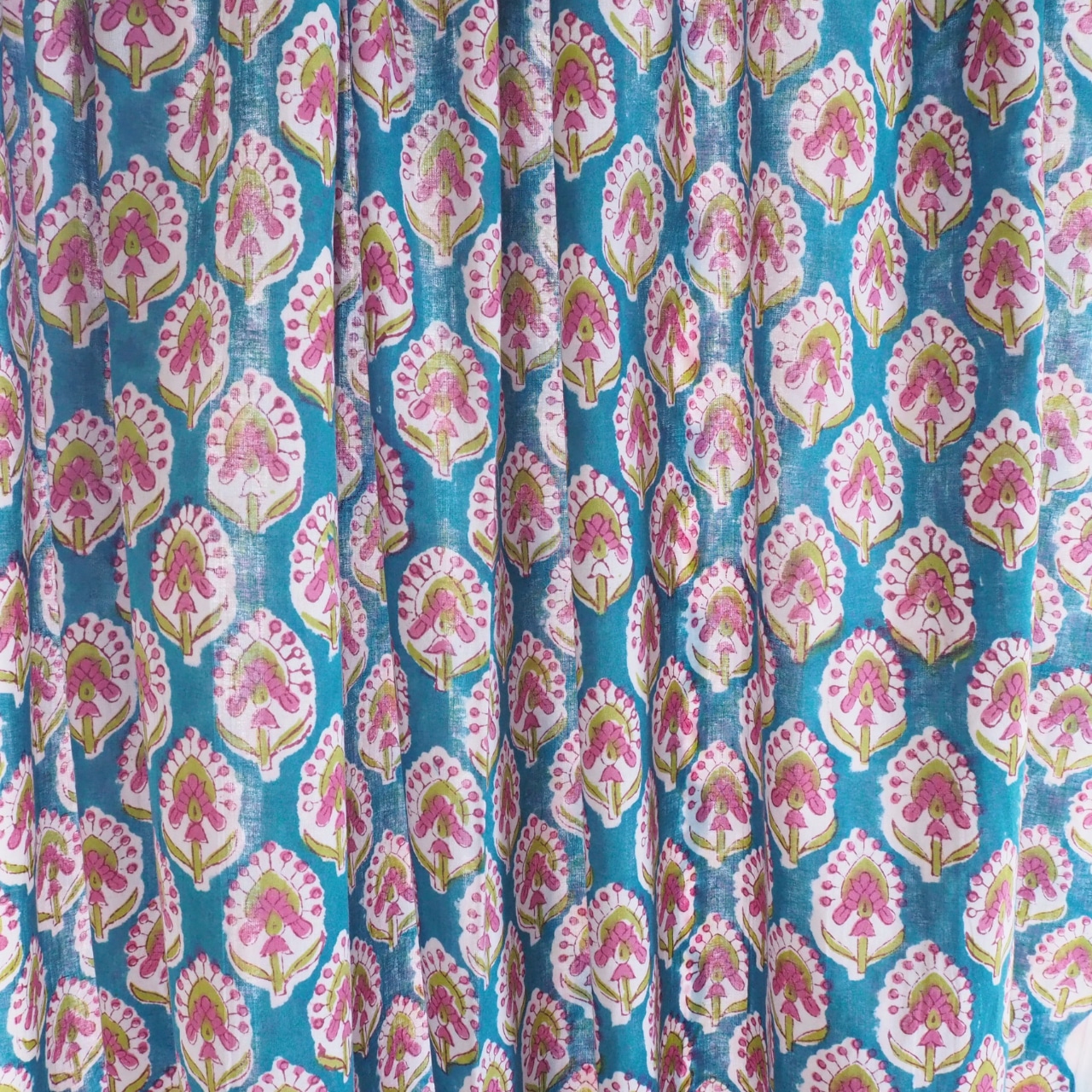 ブロックプリント生地【50cm単位】インド綿 小花柄 マリンブルー×ピンク #18935-BL1