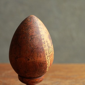 ロシアの街が描かれた、卵型のオブジェ