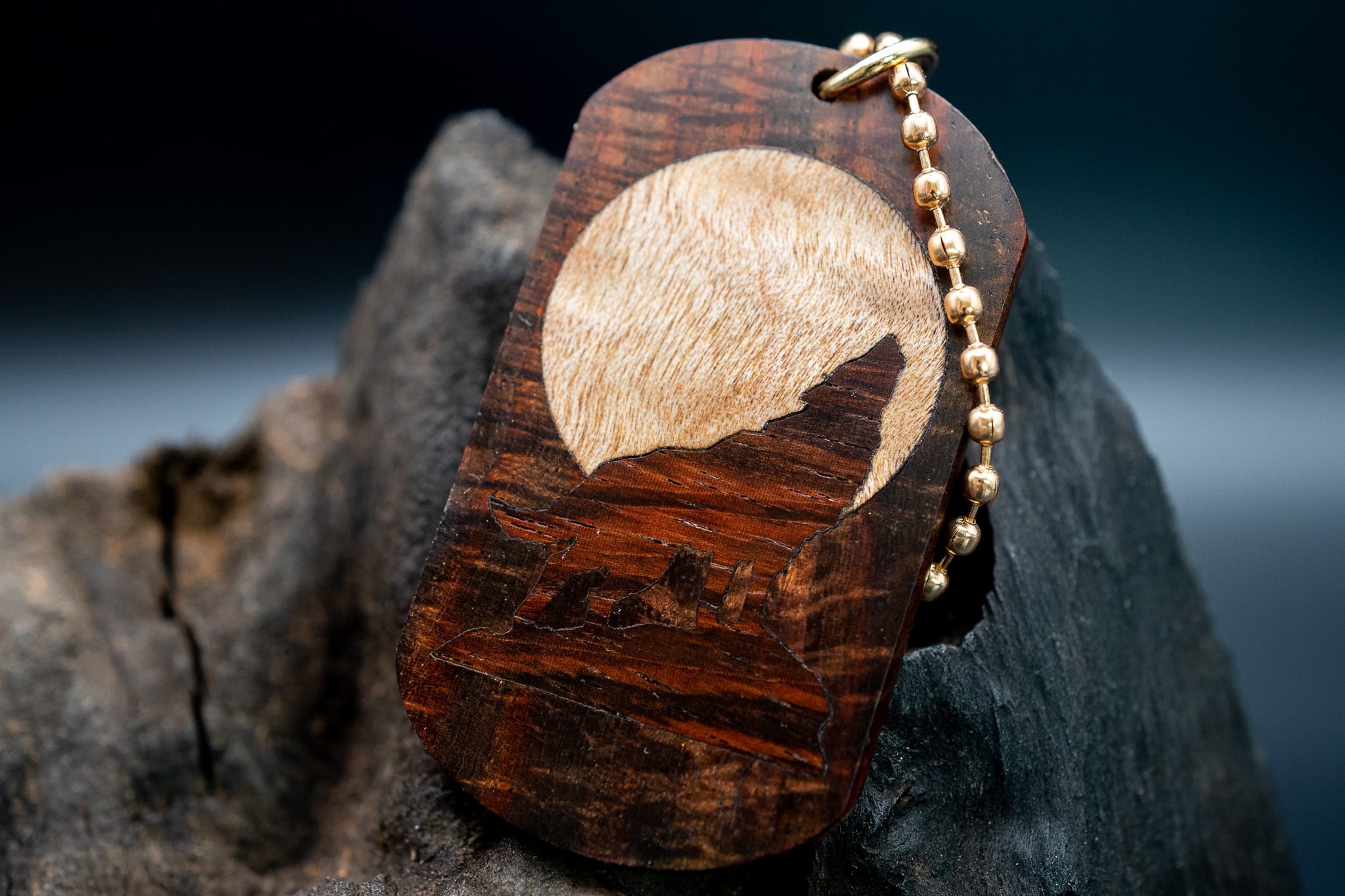 【21世紀最高峰の材】サイアミーズローズウッド マイクロカーリードッグタグ 象嵌 月と狼