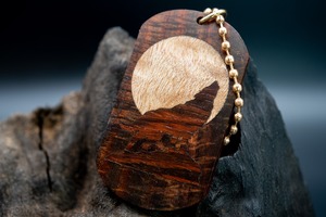 【21世紀最高峰の材】サイアミーズローズウッド マイクロカーリードッグタグ 象嵌 月と狼