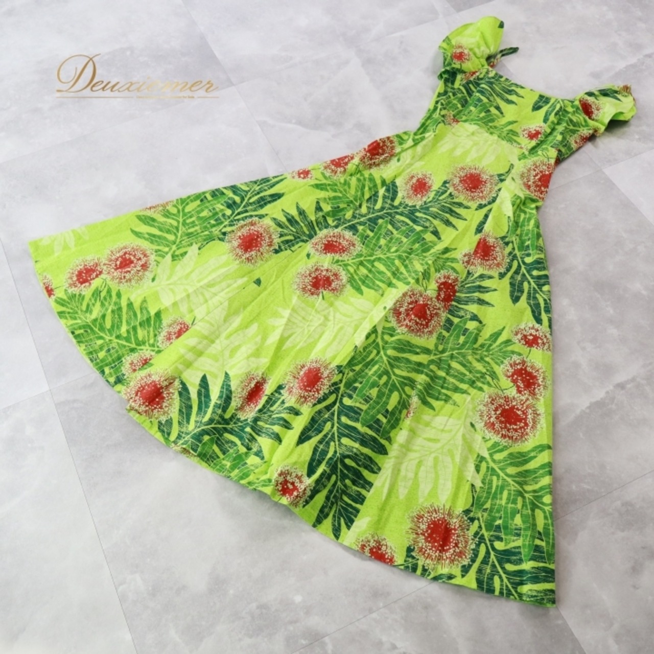 フラダンス 衣装 ワンピース ドレス グリーン系 メネフネプランテーション 日本製 ハワイアンプリント モンステラ柄 MENEHUNE PLANTETION キャミソール フリル フレアスカート レッド系 黄緑 緑 赤 華やか 鮮やか かわいい おしゃれ さわやか 上品 おしゃれなワンピース 華やかな ハワイアンスタイル エレガント リゾート