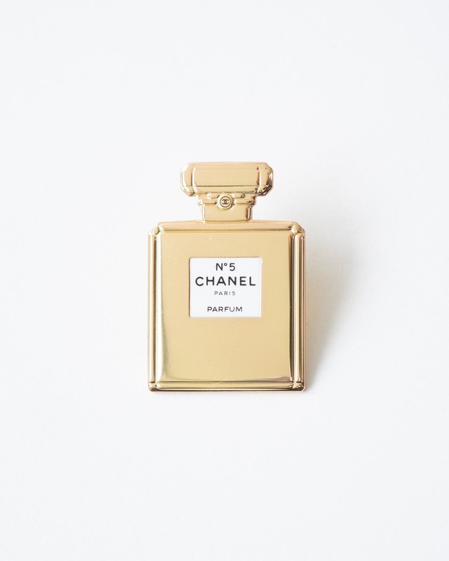〈CHANEL〉№5 novelty pin badge