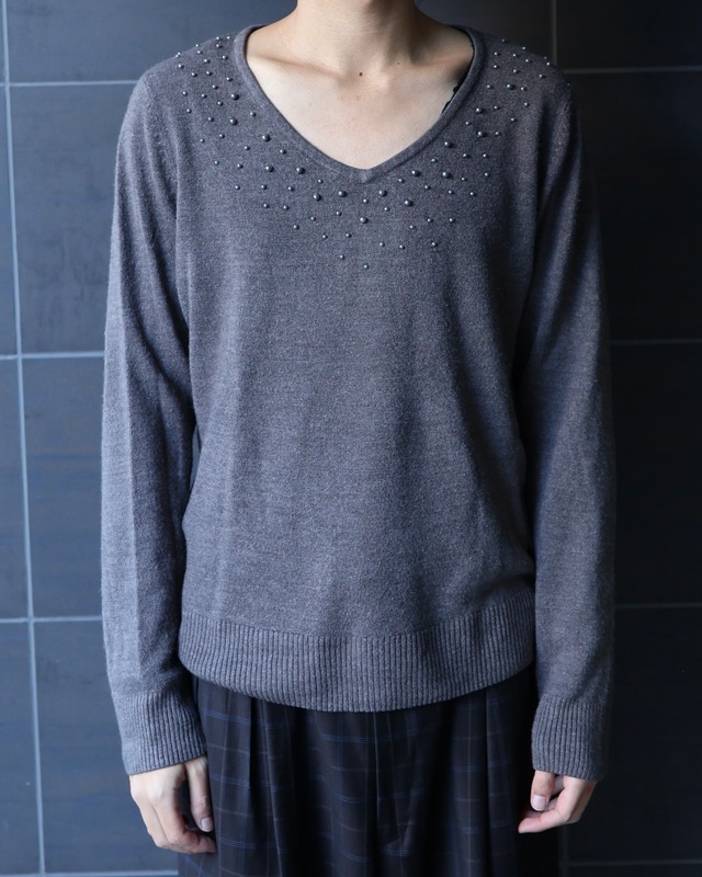 Pearl design v-neck knit