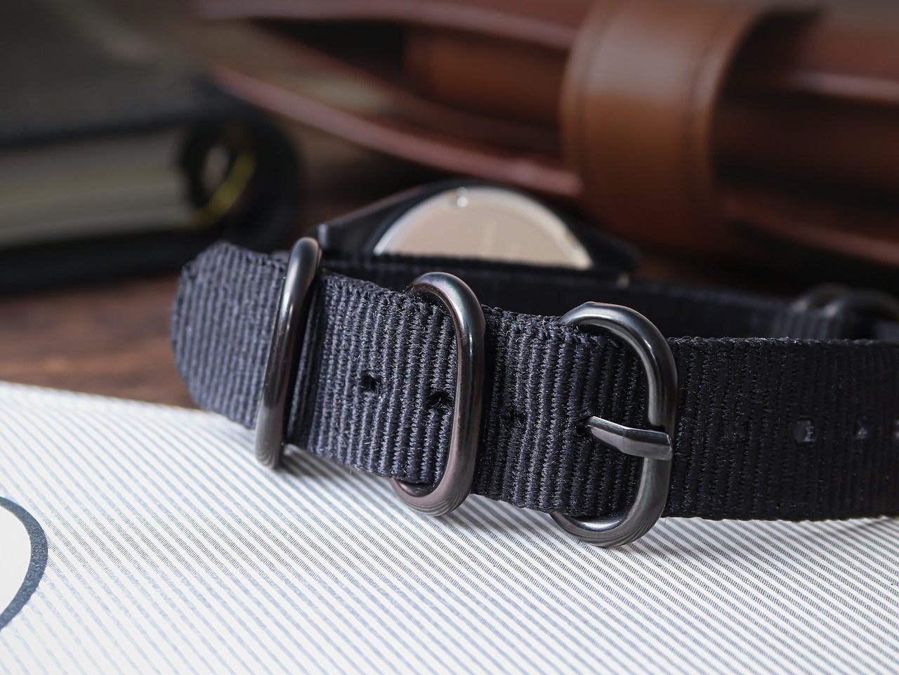 グルカ ブラック&ホワイト ダイヤル レッド 0