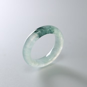 【12号】透明の中にふわっとワンポイントグリーンが！ くり抜き 甲丸リング A貨翡翠 jd_rg1730