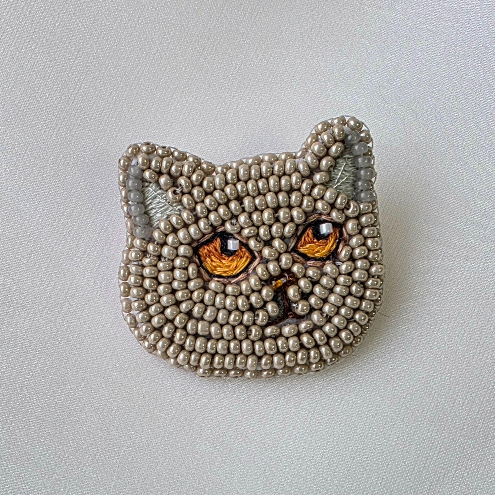 TAKAYO】グレーな猫さんのビーズ刺繍ブローチ D7-101 | 幸多箱 本店