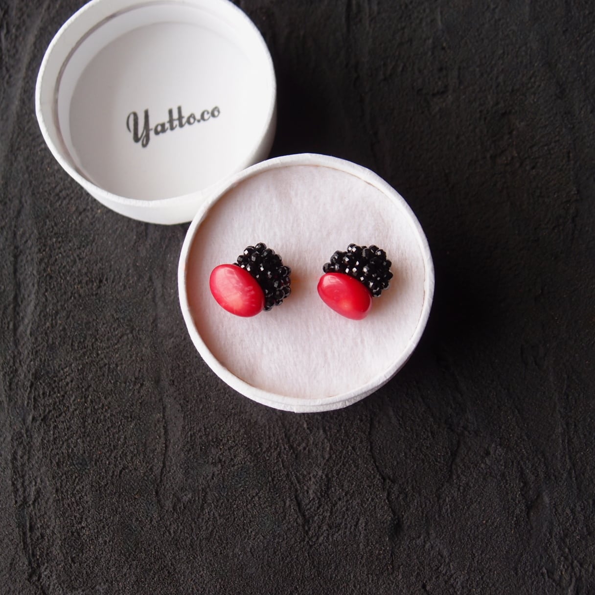 【天然石刺繍/ピアス 】Red Coral × Black Spinel Earringa/レッドコーラル×ブラックスピネル スタッドピアス