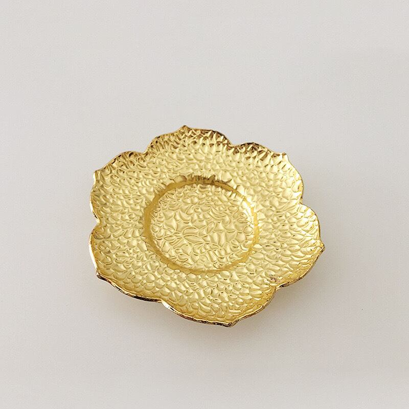 サラダの盛り合わせ、又スナックに使用 波型の透明皿 黄色の花刺繍